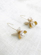 Load image into Gallery viewer, Frosted Petal Earrings
