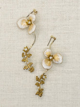 Load image into Gallery viewer, Omodaka Swirl Stem Earrings