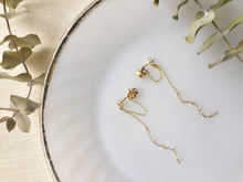Load image into Gallery viewer, Daisy Bouquet Drop Chain Earrings