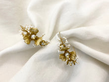 Load image into Gallery viewer, Nadeshiko Bouquet Teardrop Half Hoops