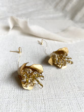 Load image into Gallery viewer, Rose stem with rain drops earrings (short)